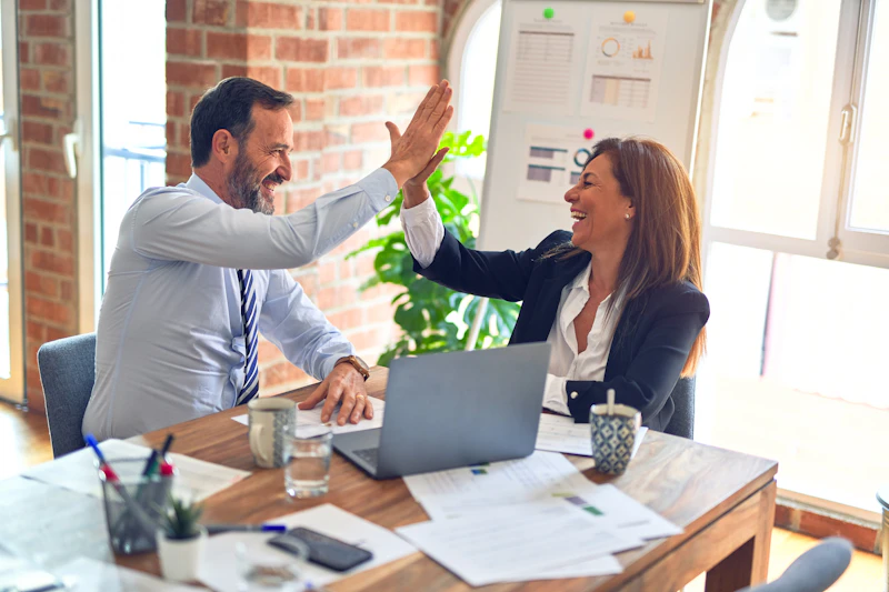 Conseiller OFFSHORE EASY accompagnant un entrepreneur lors d'un entretien